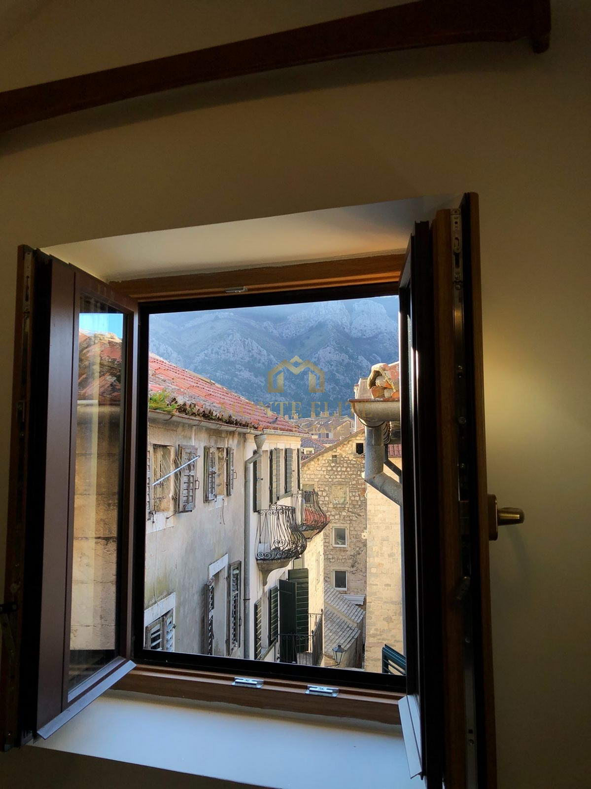 Dvosoban stan sa privatnom baštom u Starom gradu Kotor – 50 m²